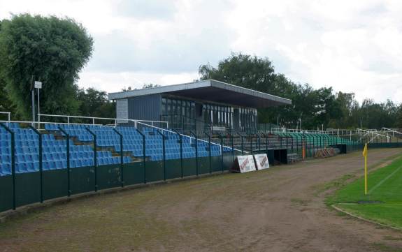 Sportforum Hohenschönhausen - Tribüne und offene Sitzplätze