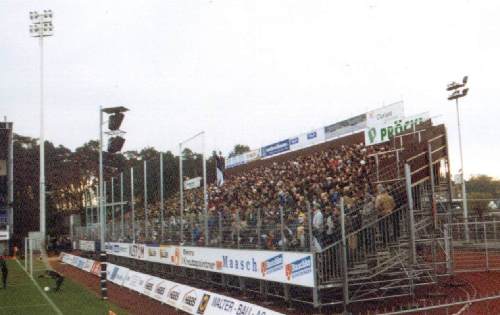 Stadion an der Liebigstraße - Stahrohrtribüne hinterm Tor
