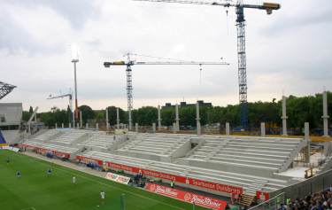 MSV-Arena (Wedau-Stadion) - Westtrib&uuml;ne: hier regieren die Kr&auml;ne