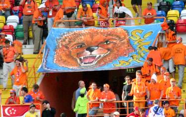 Estádio Municipal de Aveiro - Niemand zähmt den Löwen (Aufschrift auf dem niederländischen Teambus)