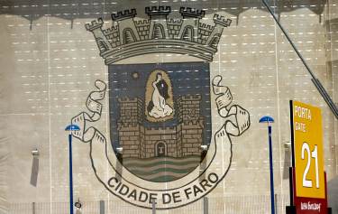 Estádio Algarve Faro - Wappen Faro an der Hintertortribüne