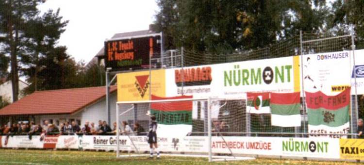 Waldstadion - Hintertorbereich mit Anzeigetafel und FCA-Bannern