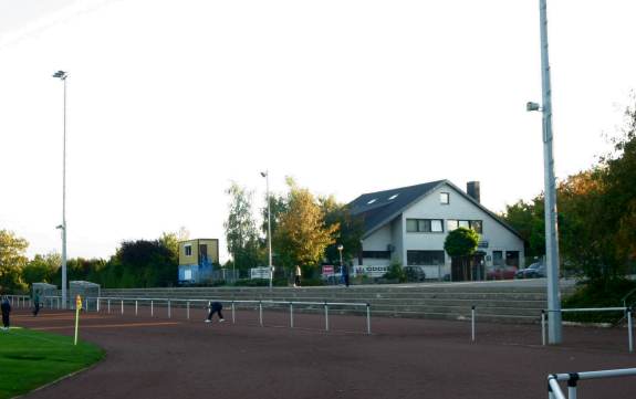 Rudolf-Harbig-Stadion - Hauptseite mit Vereinsheim
