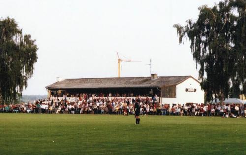 Sportplatz an der Frankfurter Str. - Vereinsheim/Balkontribüne
