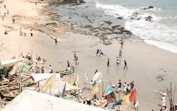 Kickende Kinder am Strand von Cape Coast