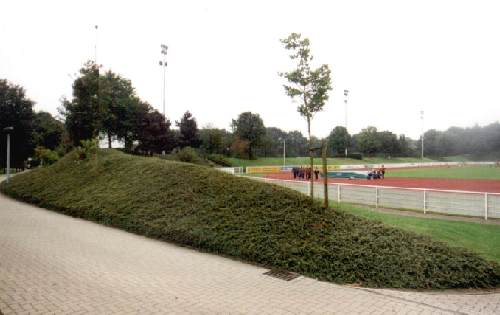 Sportzentrum Rhede - Gegenseite und Rückseite des Walls