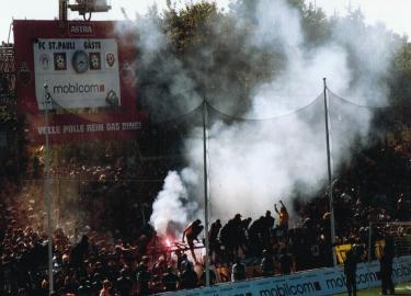 Millerntor - Dynamo-Fans mit Feuer und Rauch