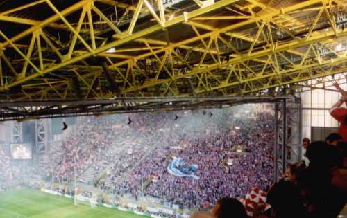 Westfalenstadion Dortmund - Nordtribüne mit LFC-Fans