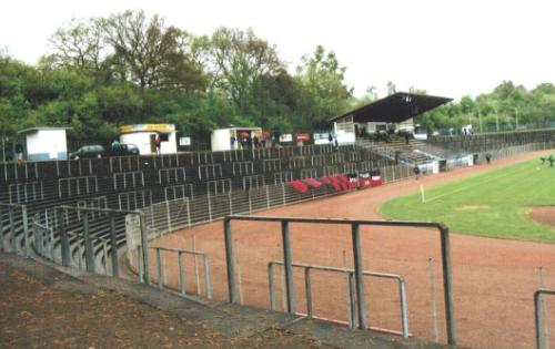 Hermann-Neuberger-Stadion - Blick von der Kurve auf die Tribüne