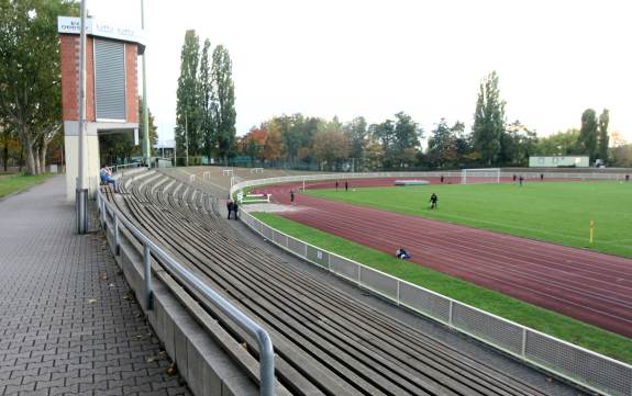 Stadion an der Berliner Straße - Blick von der Gegenseite auf die Kurve